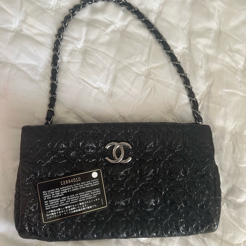 Chanel Camellia Patent Pochette black🖤